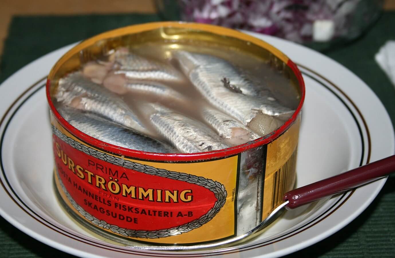 Как готовят сурстремминг. Если честно, сама рыба не выглядит такой уж и плохой. Источник изображения: wikimedia.org. Фото.