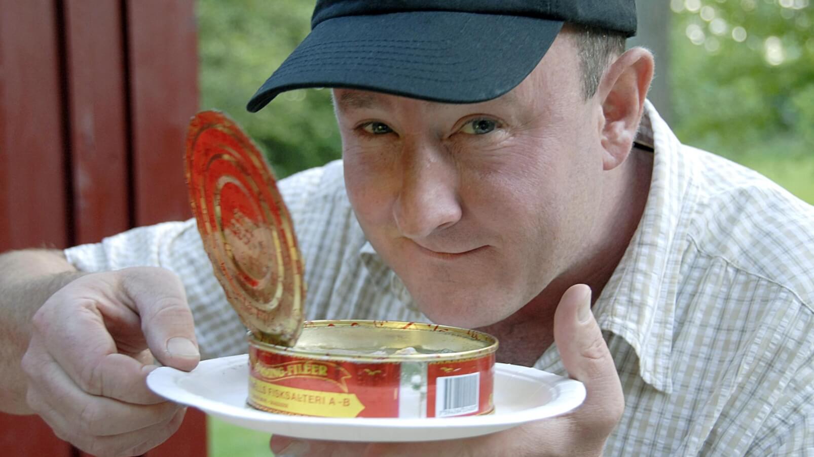 Какой запах у сурстремминга. Интересно, как этого мужчину все еще не стошнило? Источник изображения: satellit-yug.ru. Фото.