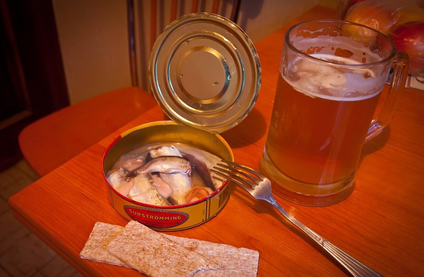 Зачем люди едят сурстремминг. Обычно сурстремминг едят в компании, запивая пивом. Источник фотографии: wikipedia.org. Фото.