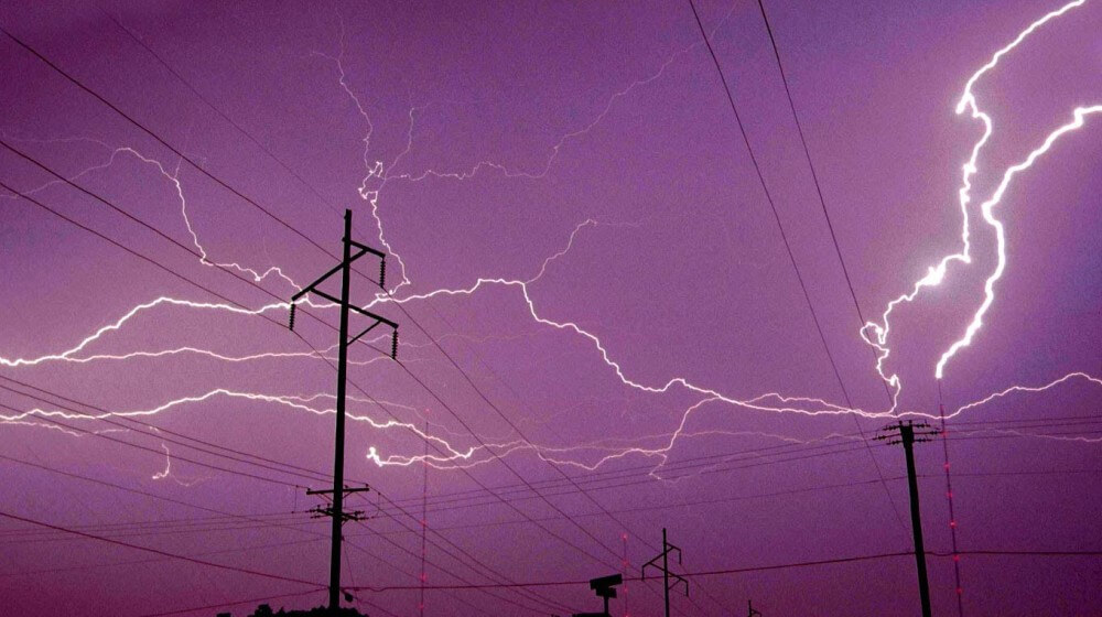 Смотреть телевизор в грозу: чем это опасно. Молния способна вызвать скачок напряжения, из-за которого сгорают телевизоры, компьютеры и даже холодильники. Источник изображения: dzen.ru. Фото.