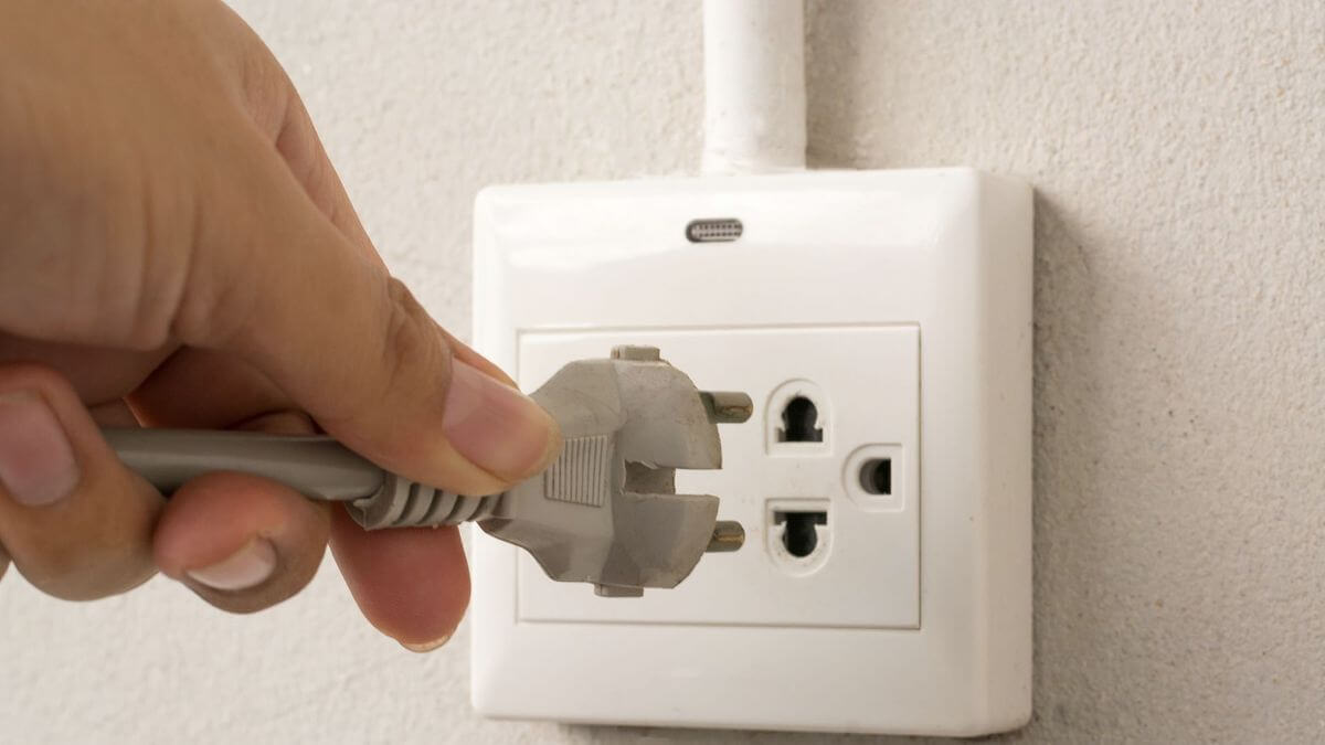 Приборы, которые опасно держать включёнными во время грозы. Чтобы каждый раз не бегать и не выдёргивать вилки из розеток, есть другие надёжные методы защиты. Источник изображения: toptenreviews.com. Фото.