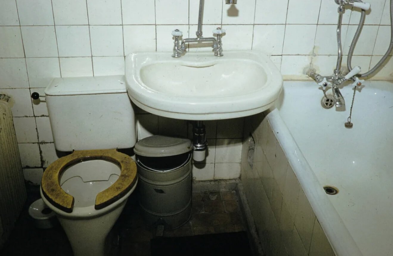 Совмещенный санузел в хрущевке. Совмещенный туалет хрущевки. Источник фотографии: dzen.ru. Фото.