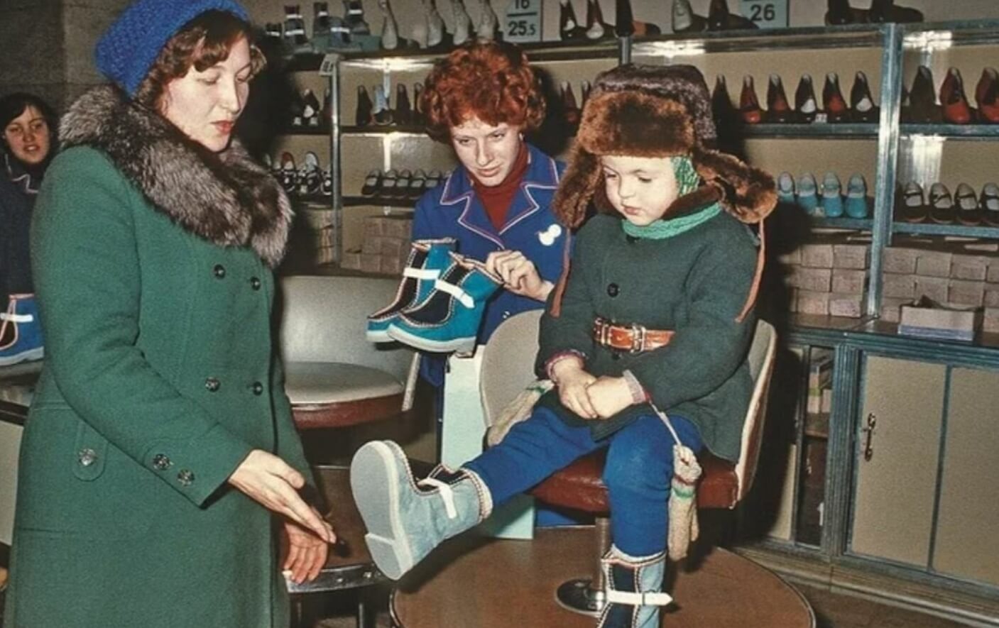 Одежда в постсоветское время могла стоить дорого, поэтому ее приходилось «ремонтировать». Источник фотографии: drive2.ru. Фото.