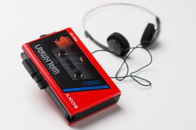 Кассетный плеер Sony и японская аудиотехника. Кассетный плеер Sony Walkman. Источник изображения: dzen.ru. Фото.