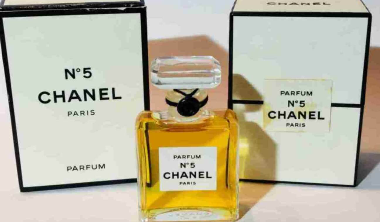 Импортные духи в СССР были очень дорогим подарком. Источник изображения: mvprint.ru. Фото.