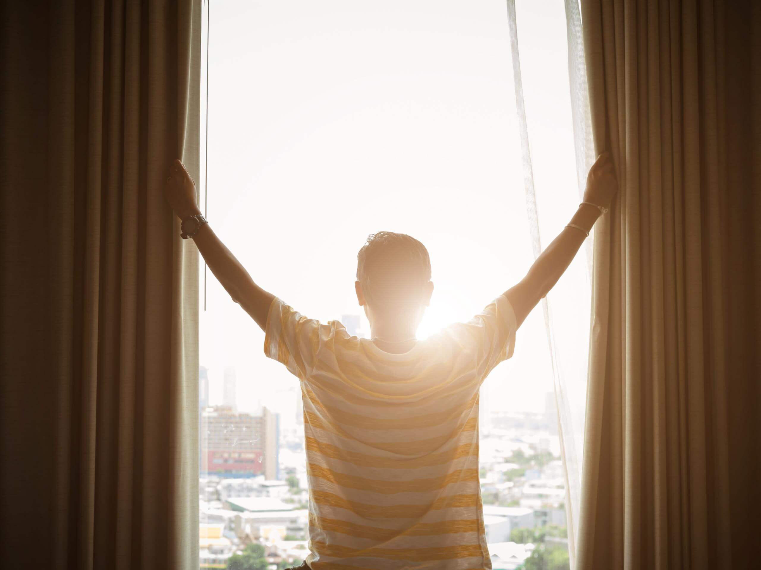 Встретьте утренний свет. Некоторые люди придерживаются этого правила и каждое утро выходят на улицу. А те, кто не может этого сделать, стоят у самого солнечного окна или на балконе. Источник изображения: mavink.com. Фото.