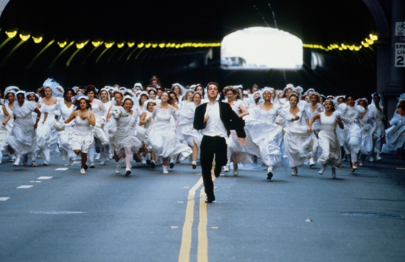 Чтобы жених не передумал. Возможно, традиция была придумана для того, чтобы жених не сбежал. Кадр из фильма «Холостяк». Фото.