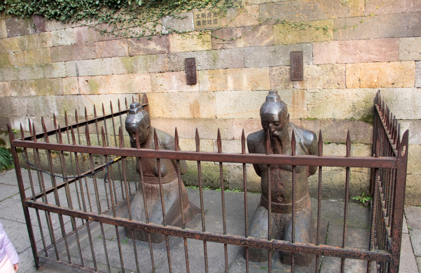 Самые ненавистные люди в Китае — их статуи получают тысячи пощечин в день