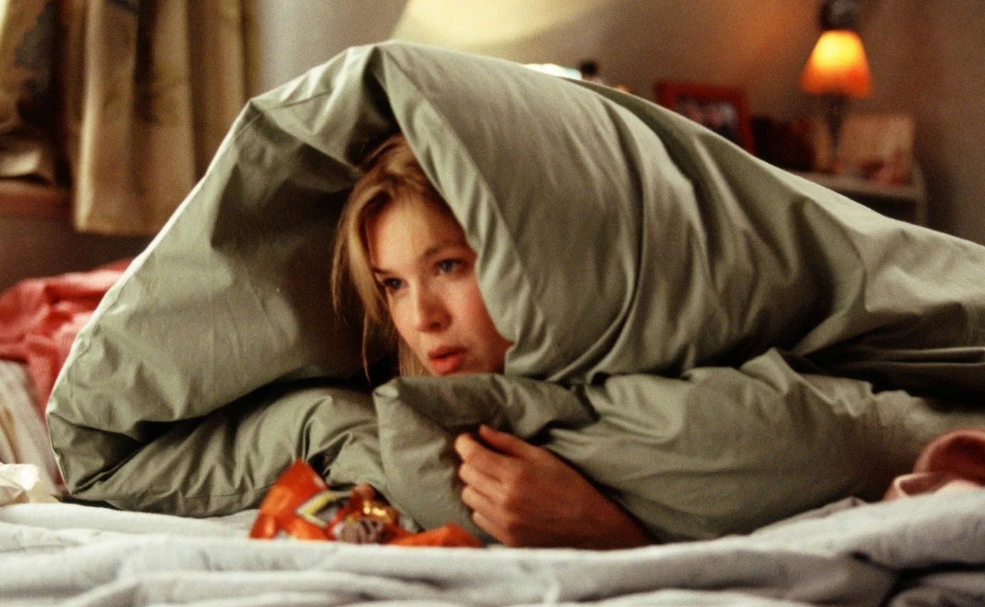 При простуде лучше оставаться дома, чтобы не заражать остальных. Кадр из фильма «Бриджит Джонс». Фото.