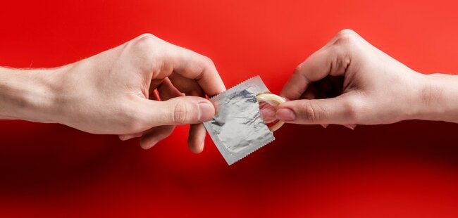 Правда ли, что нельзя пользоваться двумя презервативами сразу: чем это может обернуться. Фото.