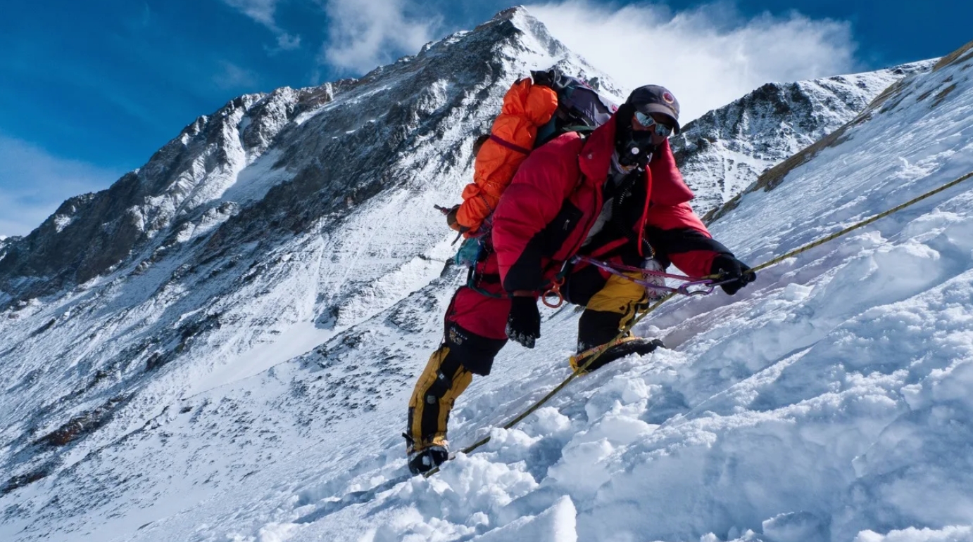 Зачем люди поднимаются на Эверест, если это опасно. По данным на декабрь 2024 года, вершину Эвереста покорили 7 120 человек. Источник фотографии: alanarnette.com. Зачем люди поднимаются на Эверест, если это опасно. По данным на декабрь 2024 года, вершину Эвереста покорили 7 120 человек. Источник фотографии: alanarnette.com. Фото.