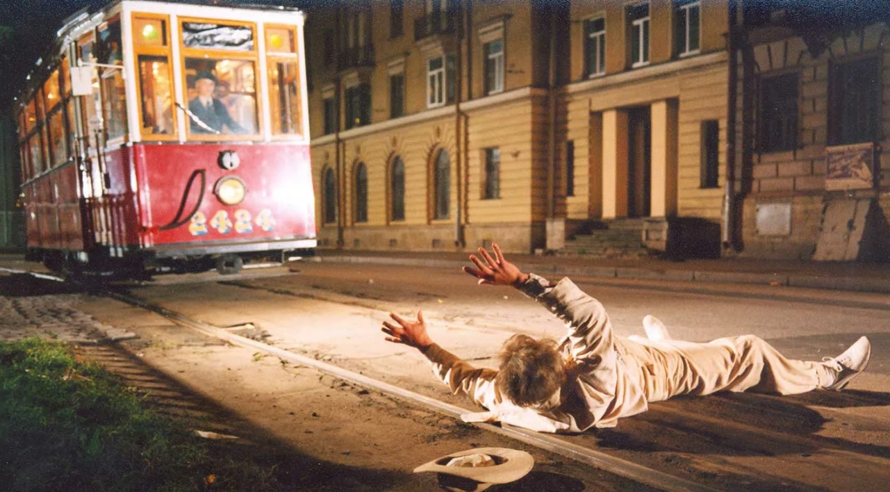 Что такое московская гильотина. Смерть Берлиоза — своеобразная отсылка к гильотинам. Кадр из фильма «Мастер и Маргарита». Фото.