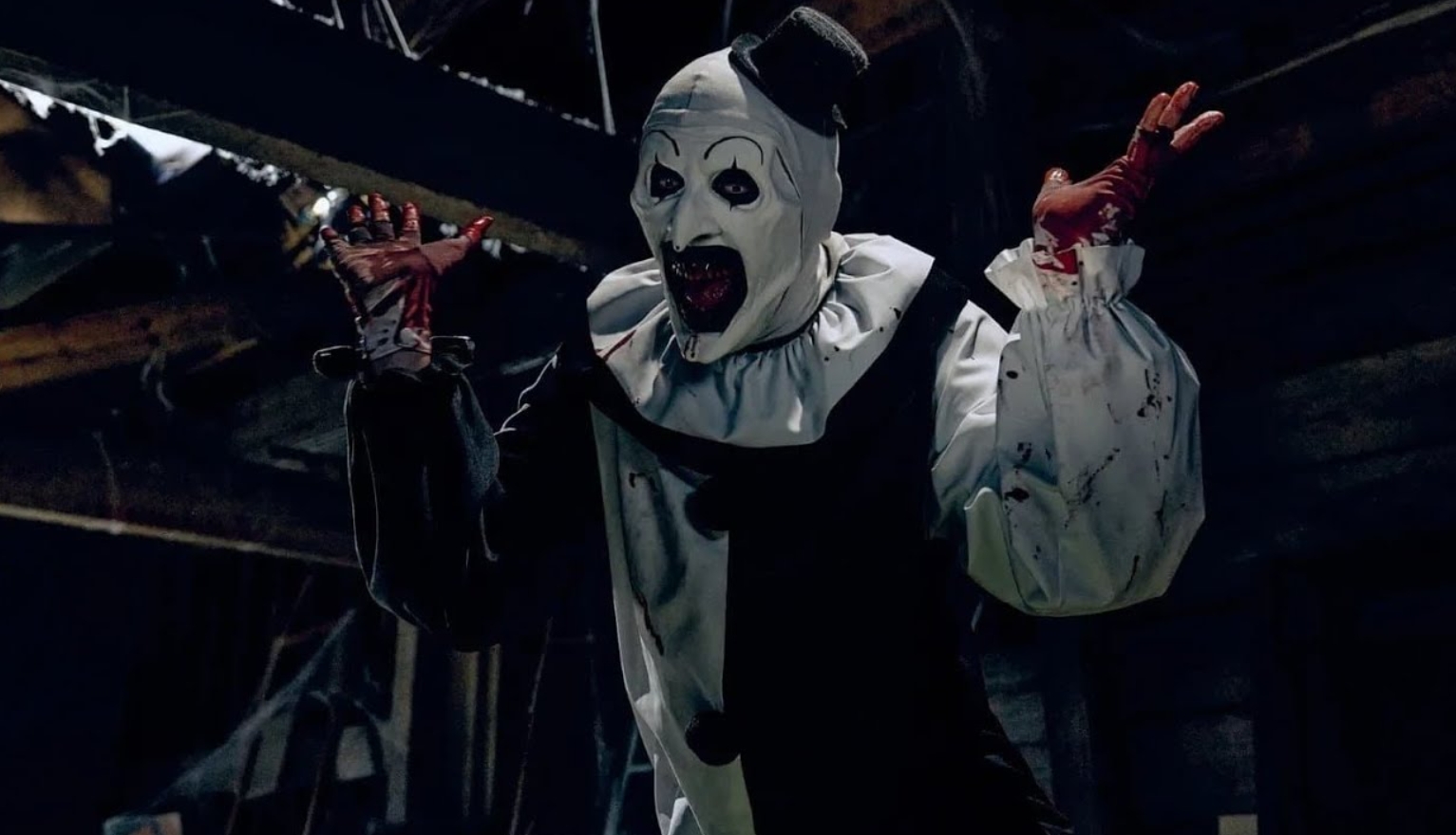 Кетчуп вместо крови в кино. А вот и нет, кетчуп в фильмах ужасов — это редкость. Кадр из фильма «Ужасающий». Фото.