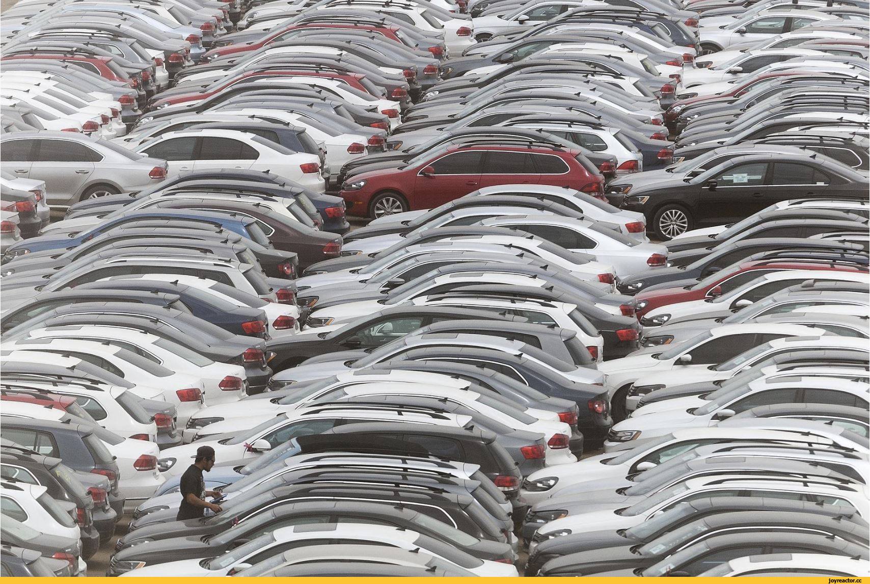 Где находится кладбище Фольксвагенов в США. Некоторые автомобили проходят процесс технического обслуживания и модификации, чтобы соответствовать новым стандартам выбросов и вернуться на дороги. Источник изображения: m.joyreactor.cc. Фото.