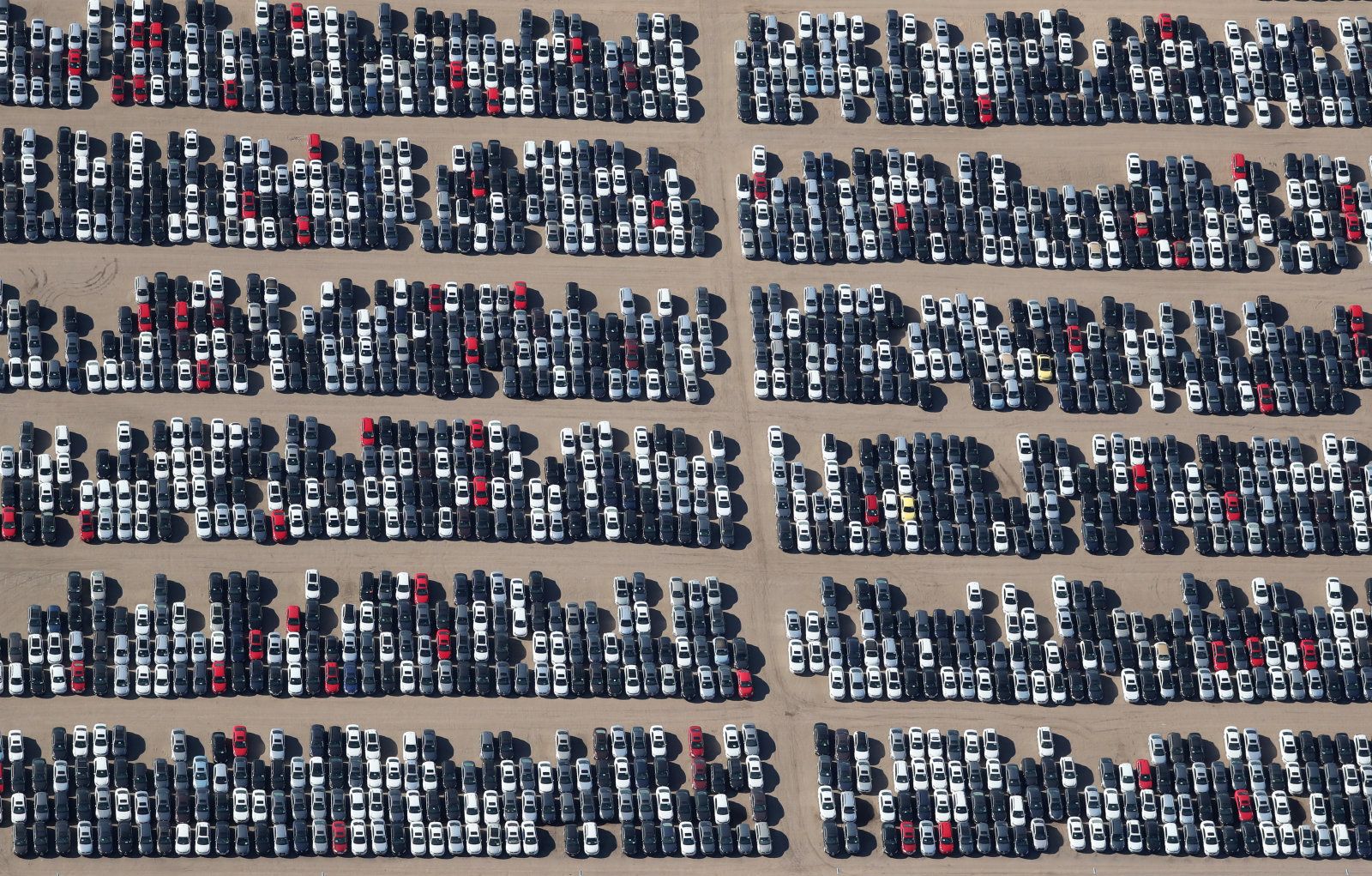 Что сейчас происходит с брошенными машинами Volkswagen. Для журналистов и туристов кладбище стало своеобразным памятником эпохе, когда даже великие бренды спотыкались о собственную жадность. Источник изображения: br.pinterest.com. Фото.