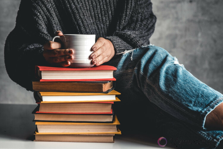 Как чтение укрепляет мозг и память. Согласно исследованиям, люди, которые регулярно читают книги, могут прожить дольше тех, кто этого не делает. Источник изображения: elements.envato.com. Фото.