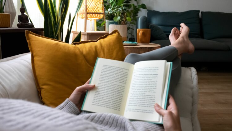Почему книги помогают бороться со стрессом. Чтение — это отличный способ расслабиться, не перегружая себя информацией. Источник изображения: dzen.ru. Фото.