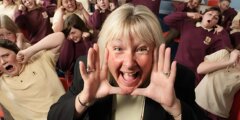 Человек с самым громким голосом в мире: Джилл Дрейк кричит сильнее самолета. Фото.