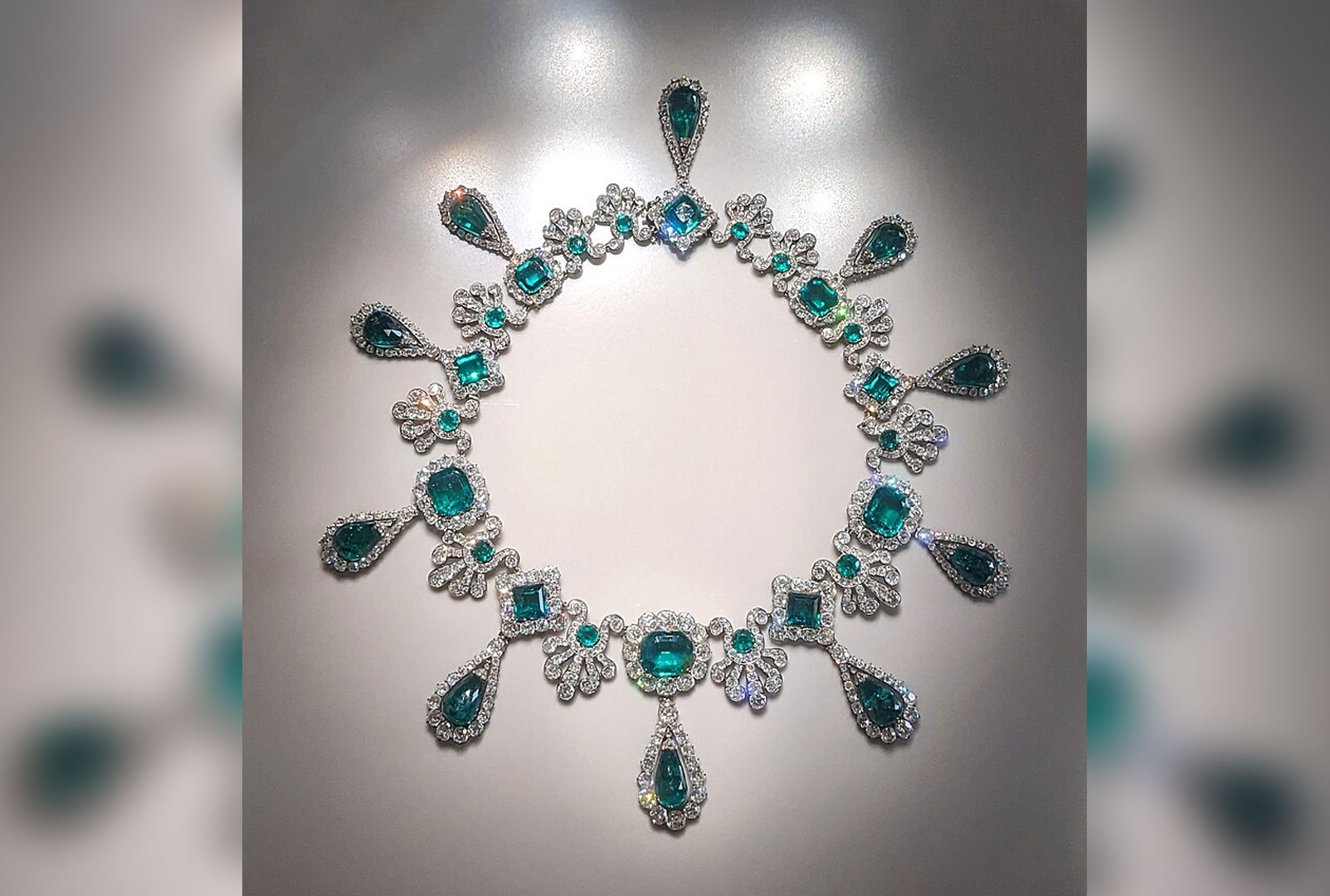 Ожерелье из парюры императрицы Марии-Луизы. Источник изображения: wikipedia.org. Фото.