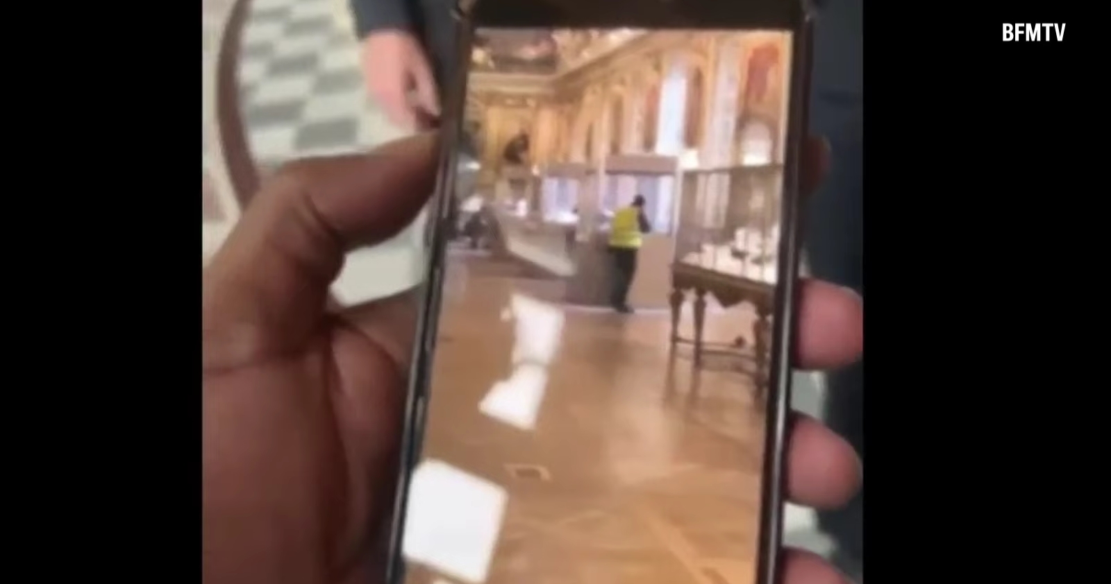 Очевидец снял одного из грабителей на камеру смартфона. Источник изображения: Associated Press. Фото.