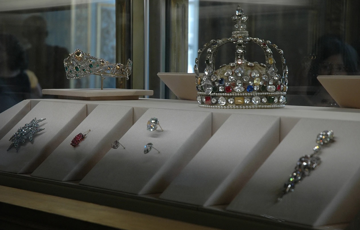 Брошь-реликварий императрицы Евгении (крайняя справа). Источник изображения: wikipedia.org. Фото.