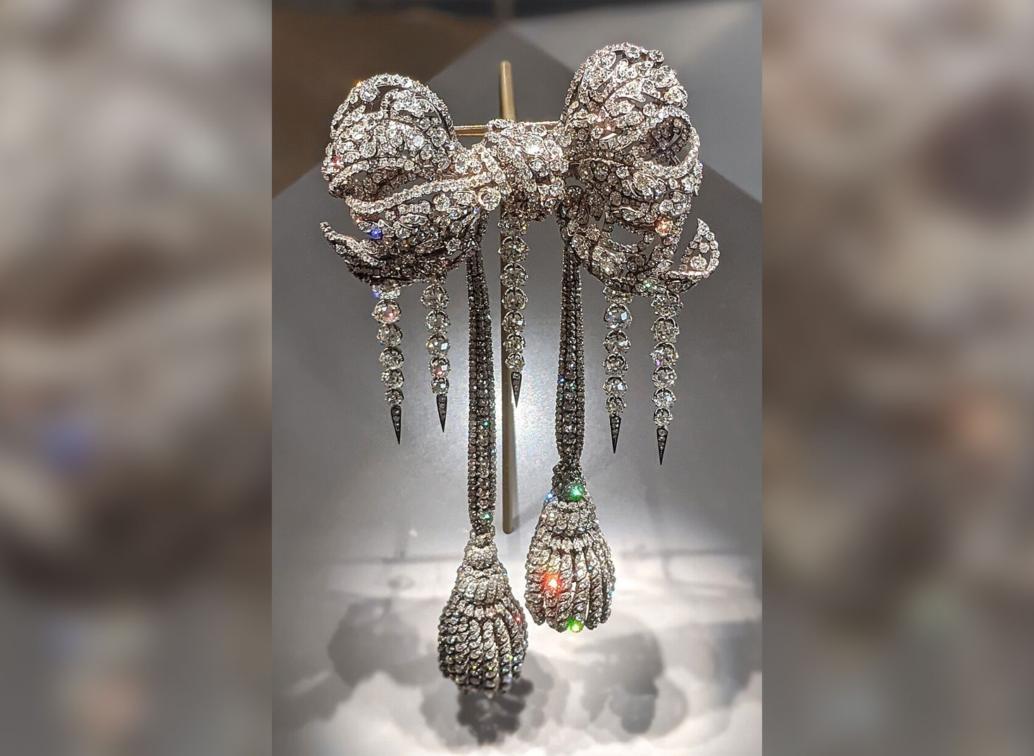 Большой бант для корсажа императрицы Евгении. Источник изображения: wikipedia.org. Фото.