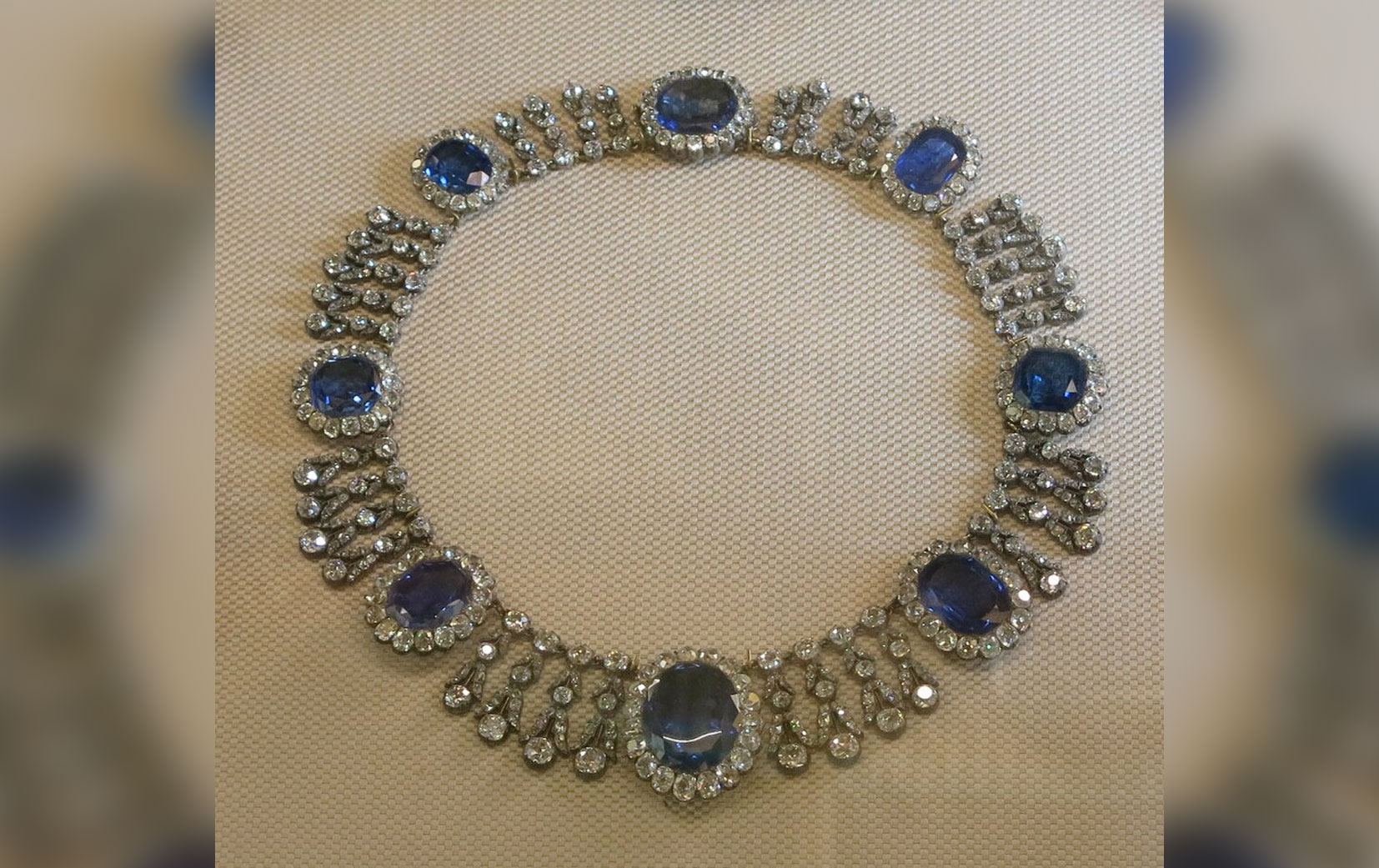 Ожерелье из парюры королевы Гортензии. Источник изображения: wikipedia.org. Фото.