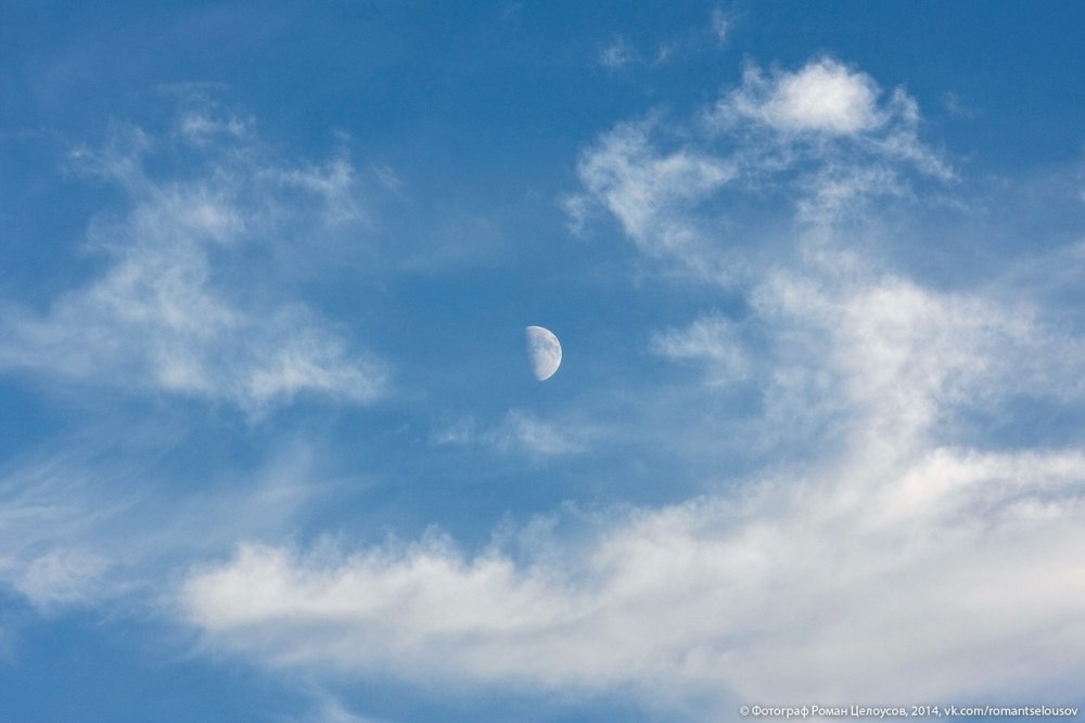 Почему Луну видно днём: простое объяснение. Луну не видно днём главным образом около новолуния (слишком близко к Солнцу) и в день полнолуния (напротив Солнца — видна ночью), в остальное время (большую часть месяца) её можно увидеть на небе днём. Источник изображения: nature.jofo.me. Фото.