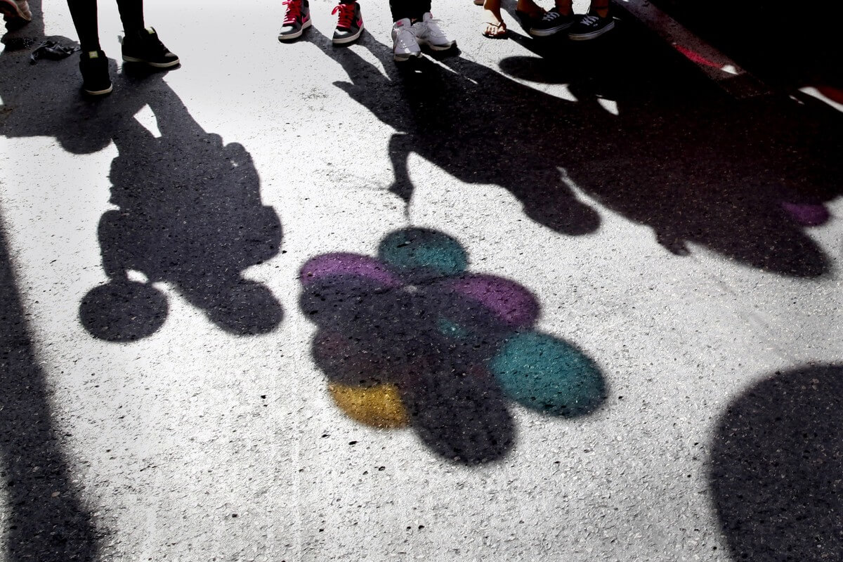 Что такое тень с точки зрения физики. Если в какую-то область попадает мало света, поверхность отражает меньше света обратно в глаза. Меньше света = меньше информации о цвете = выглядит тёмно/чёрно. Источник изображения: gettyimages.com. Фото.