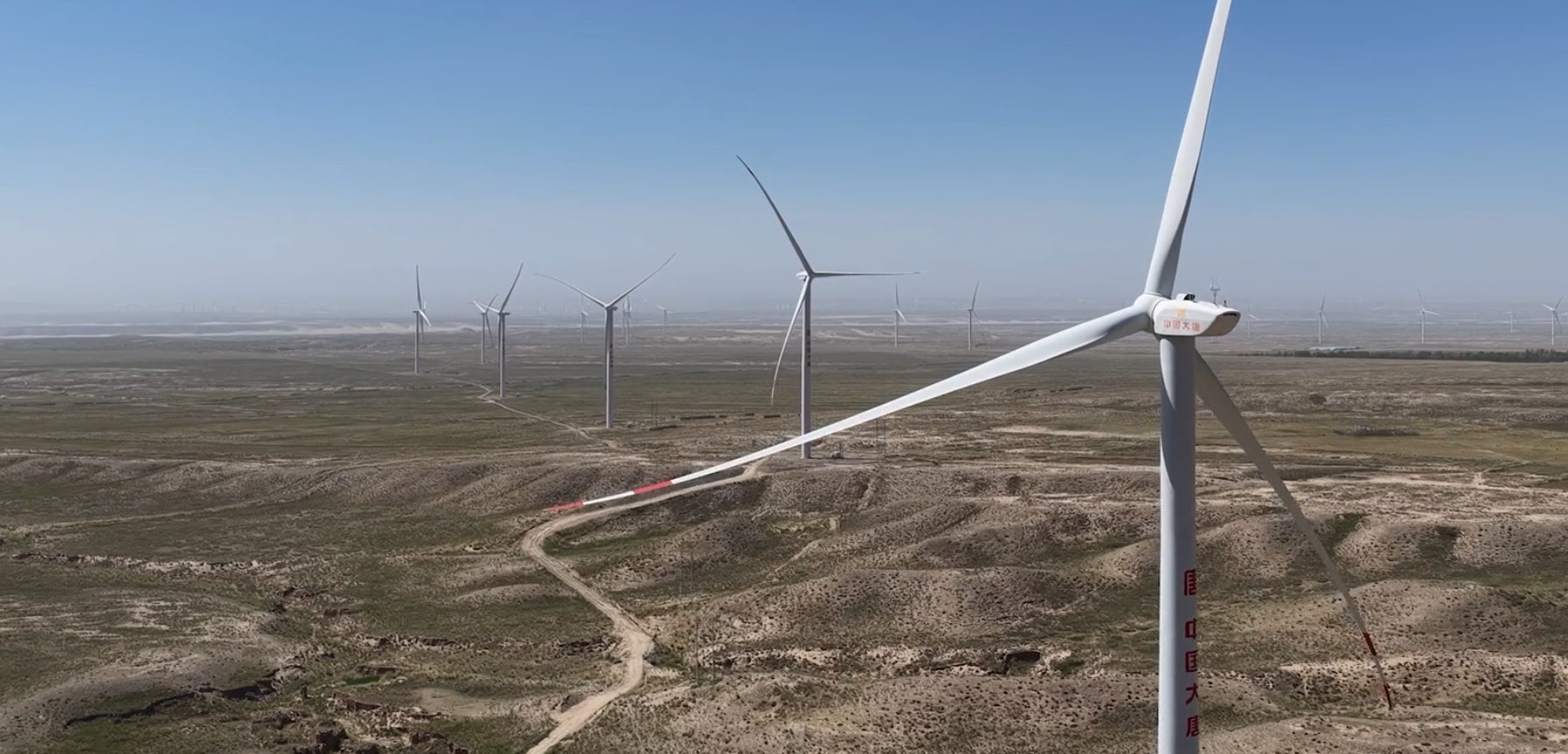 Ночью работа солнечных панелей берут на себя ветряные генераторы. Источник фотографии: nytimes.com. Фото.