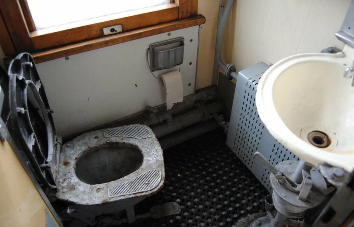 Туалет в старом поезде. Источник фотографии: hdpic.club. Фото.