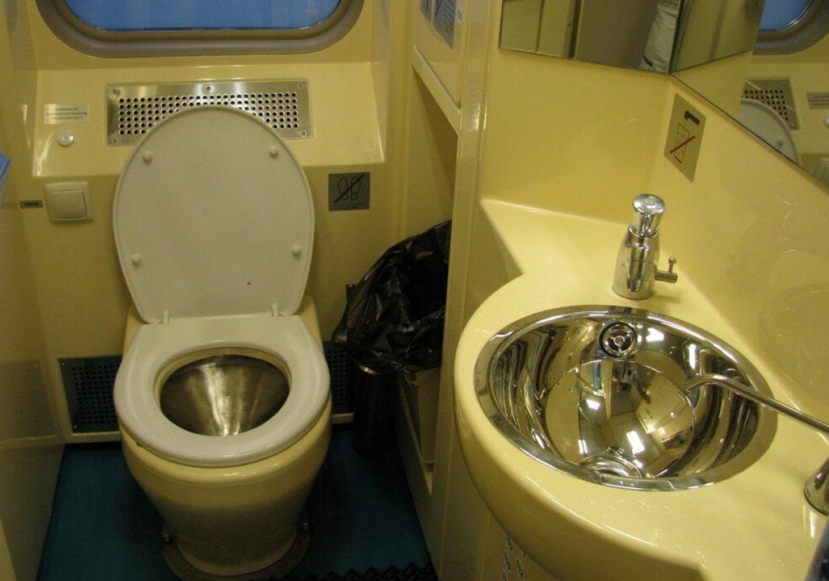 Чаще всего туалет в поезде сегодня выглядит так. Источник фотографии: liter.kz. Фото.