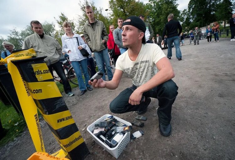 Как появилось метание мобильных телефонов и почему его придумали в Финляндии. Партнёры этого спорта — центры переработки отходов, электроники и мобильных телефонов. Так что это не только спорт, а ещё экологическое мероприятие. Примером в других странах служат британские турниры с ActionAid Recycling и чешский турнир ASEKOL. Источник изображения: www.gototrip.com. Фото.