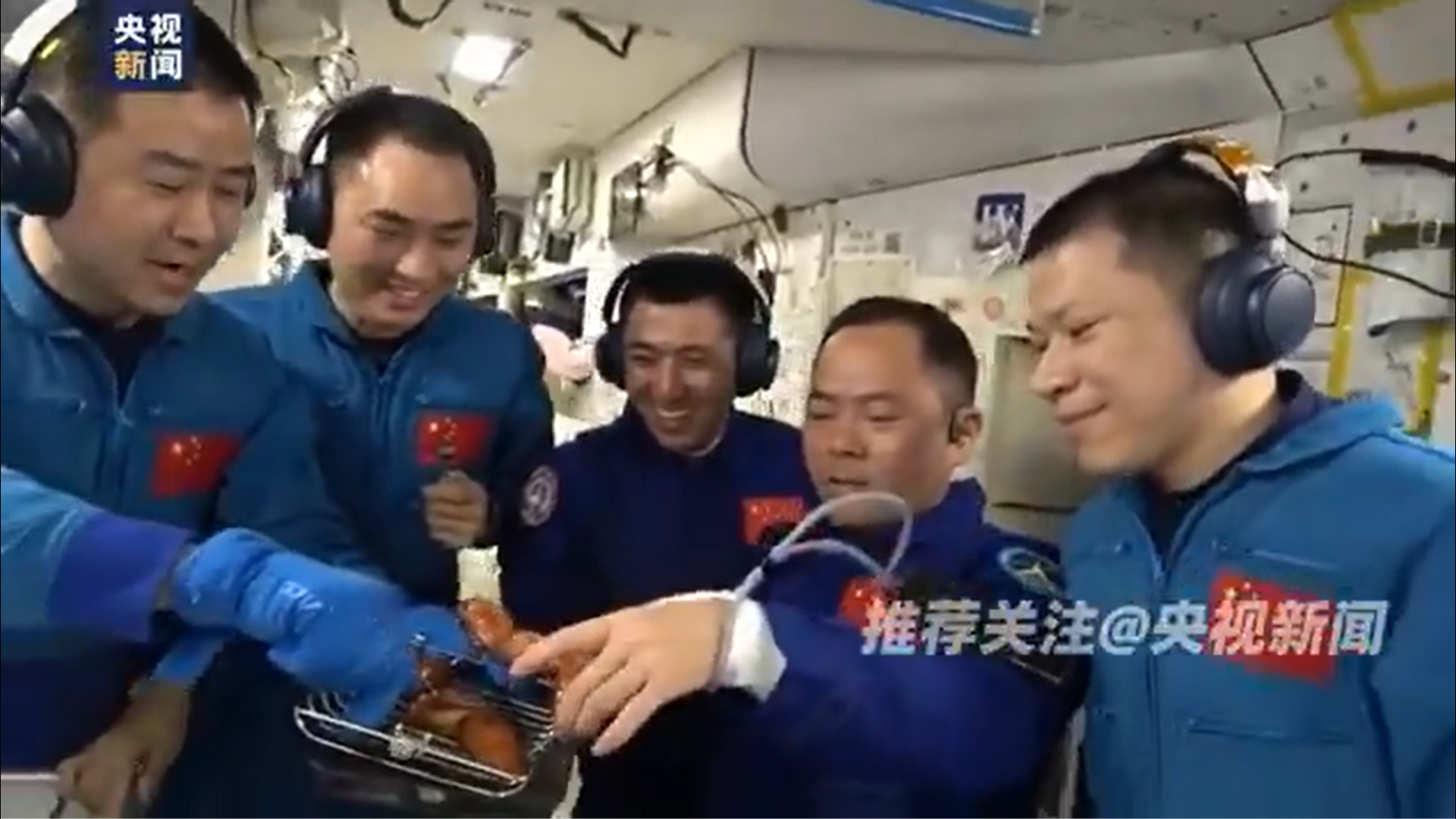 Китайские космонавты впервые в истории пожарили мясо в космосе: почему до этого так никто не делал Китайские космонавты впервые в истории пожарили мясо в космосе: почему до этого так никто не делал