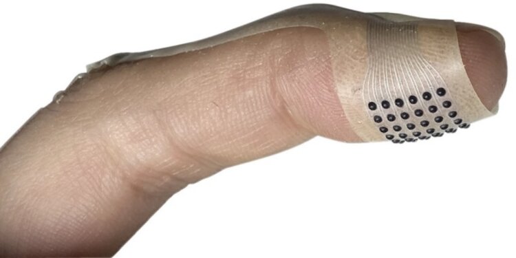 Перспективы развития тактильных пластырей. Пока выглядит так, но может стать более практичным. Изображение: science.org. Фото.