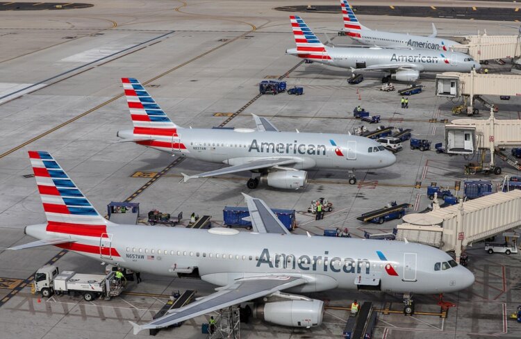 Задержки в рейсах самолетов. Самолеты Airbus A320 авиакомпании American Airlines. Источник изображения: wikipedia.org. Фото.