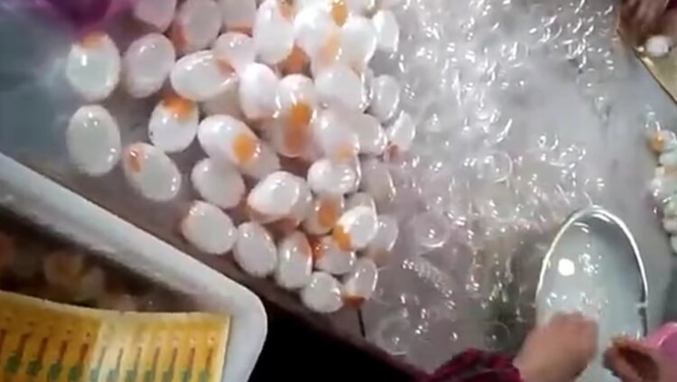 Как создают поддельные яйца. Как выглядит производство поддельных яиц. Кадр из видео на YouTube. Фото.