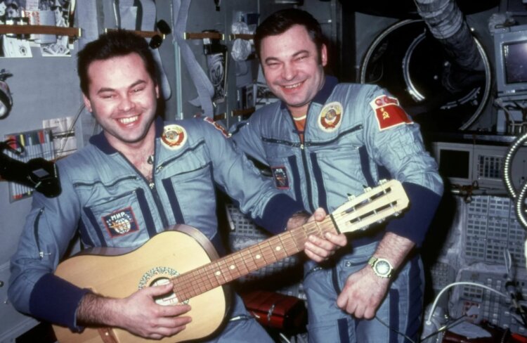 Как слушают музыку на МКС. У космонавтов даже есть возможность брать с собой музыкальные инструменты. Источник фотографии: culture.ru. Фото.