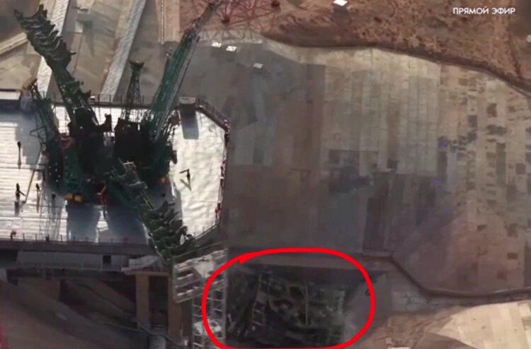 Как прошел запуск корабля «Союз МС-28». Металлическая конструкция под стартовой площадкой. Скриншот из Прямого эфира. Фото.