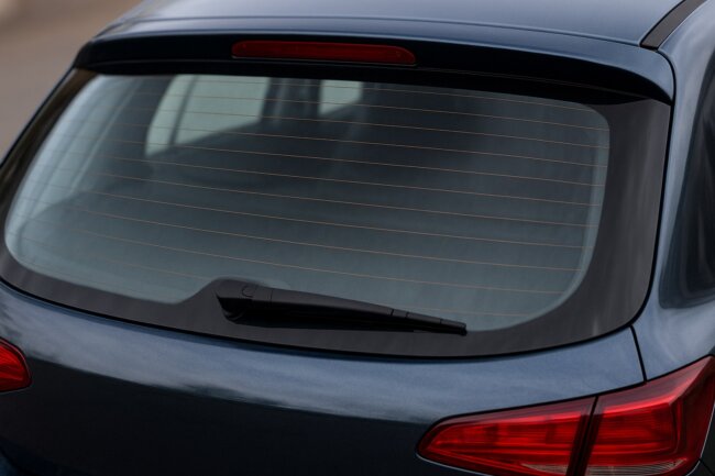 Для чего на заднем стекле автомобиля нужны линии? Фото.