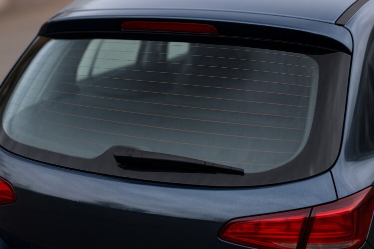 Для чего на заднем стекле автомобиля нужны линии? Линии на заднем стекле автомобиля — это дефростер. Для чего на заднем стекле автомобиля нужны линии? Линии на заднем стекле автомобиля — это дефростер. Фото.