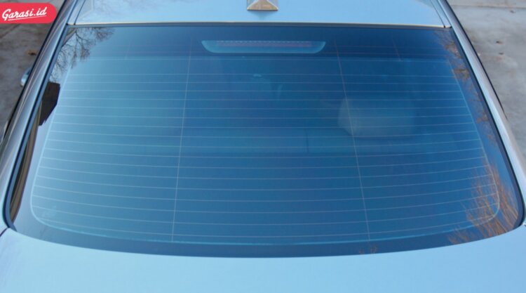 Полосы на заднем стекле автомобиля. По сути, это просто обогрев заднего стекла. Источник фотографии: mavink.com. Полосы на заднем стекле автомобиля. По сути, это просто обогрев заднего стекла. Источник фотографии: mavink.com. Фото.