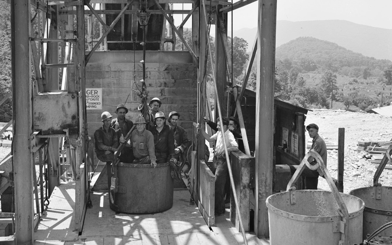 Рабочие готовятся к спуску в шахту для рытья Делавэрского акведука. Источник фотографии: public-water.com. Фото.