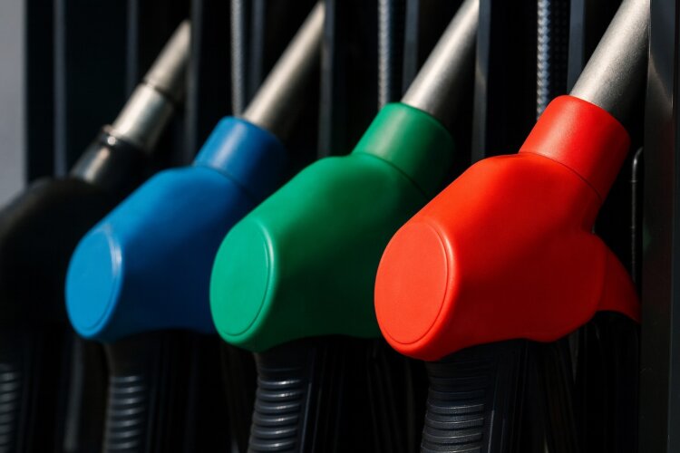 Срок годности бензина. Высокооктановый бензин наиболее чувствителен к условиям хранения. Фото.