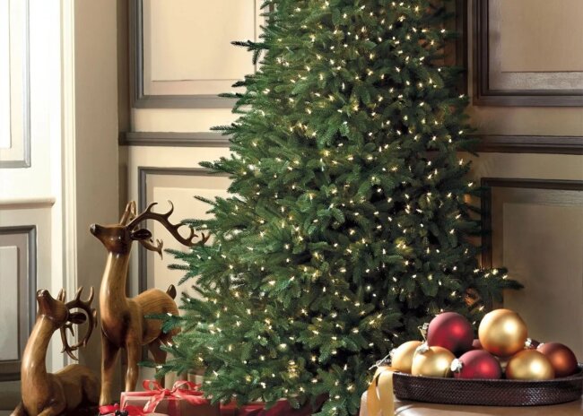 Половинчатые ёлки: новый тренд или способ сэкономить место дома? Фото.