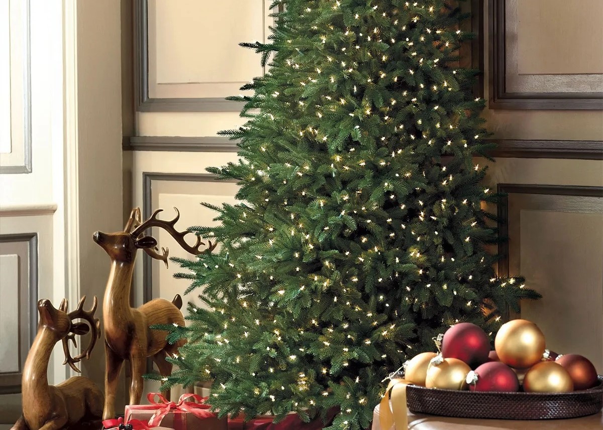 Половинчатые ёлки: новый тренд или способ сэкономить место дома?