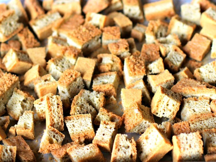 Почему хлеб быстро плесневеет, а сухари — нет? Многие задаются вопросом: почему хлеб покрывается плесенью, а сухари живут вечно? Давайте выясним. Источник изображения: healinggourmet.com. Фото.