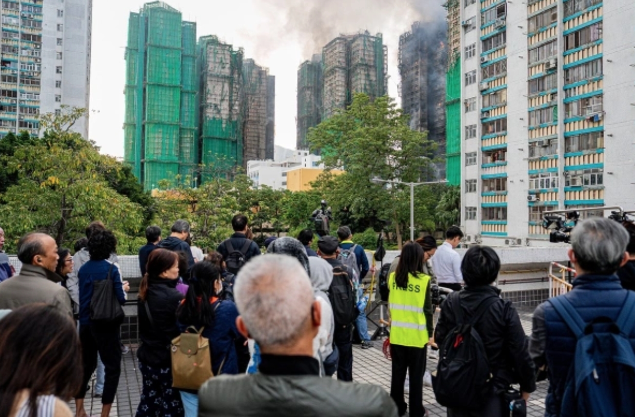 Пожар был усугублен тем, что в комплексе не сработала пожарная сигнализация. Источник фотографии: LEUNG MAN HEI / EPA / ТАСС. Фото.