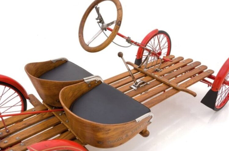 Первый автомобиль из дерева. Сделать автомобиль дешевым помогло использование дерева. Источник изображения: drive2.ru. Фото.