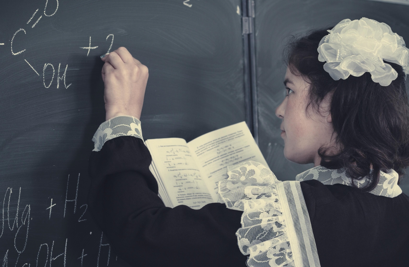 Как формируется доминирующая рука. В СССР некоторых левшей переучивали, чтобы они писали правой рукой. Источник фотографии: fotkaew.ru. Фото.